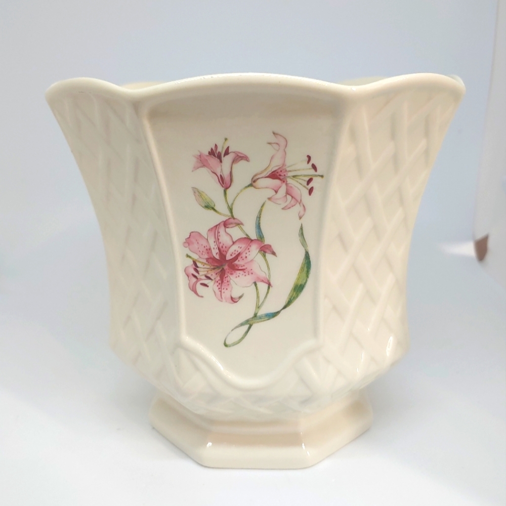 Belleek Country Trellis Stargazer Lily Ivory Color Paneled Vase